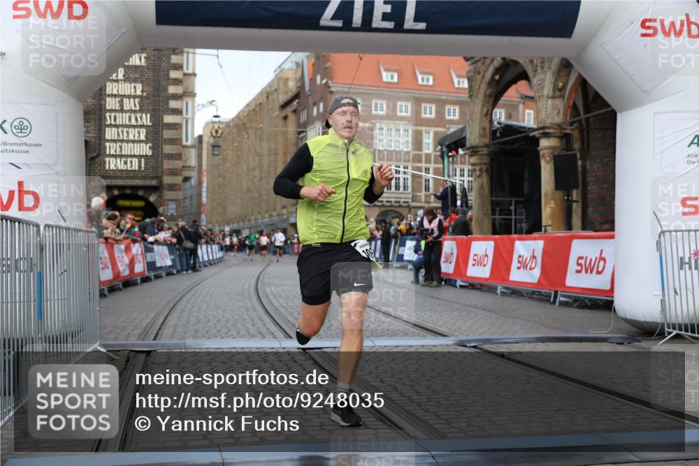 05.10.2025 - 20. swb-Marathon Bremen Yannick Fuchs http://msf.ph/oto/9248035 05.10.2025 10:43:53 Ziel 9270, 10559 meine-sportfotos.de