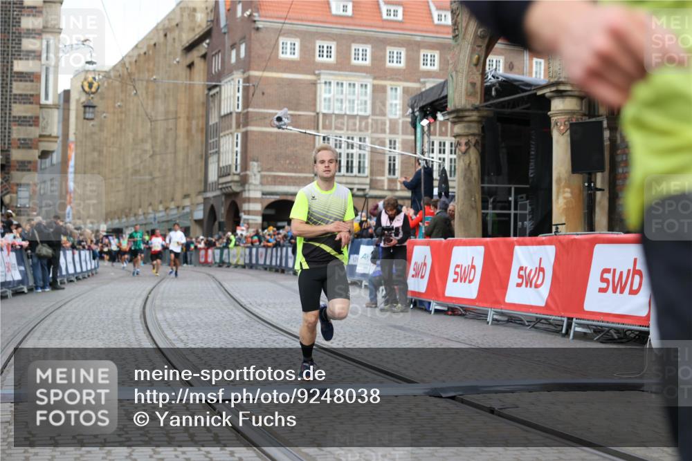 05.10.2025 - 20. swb-Marathon Bremen Yannick Fuchs http://msf.ph/oto/9248038 05.10.2025 10:43:54 Ziel 9270, 10559 meine-sportfotos.de