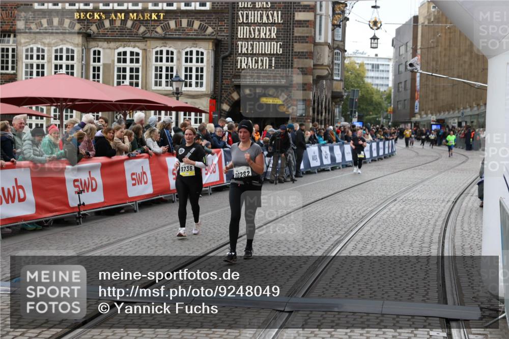 05.10.2025 - 20. swb-Marathon Bremen Yannick Fuchs http://msf.ph/oto/9248049 05.10.2025 11:12:36 Ziel 9736, 10282, 11535 meine-sportfotos.de