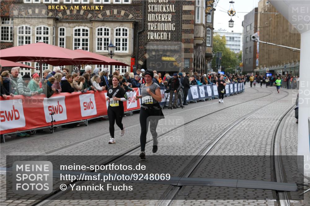 05.10.2025 - 20. swb-Marathon Bremen Yannick Fuchs http://msf.ph/oto/9248069 05.10.2025 11:12:36 Ziel 9736, 10282, 11535 meine-sportfotos.de
