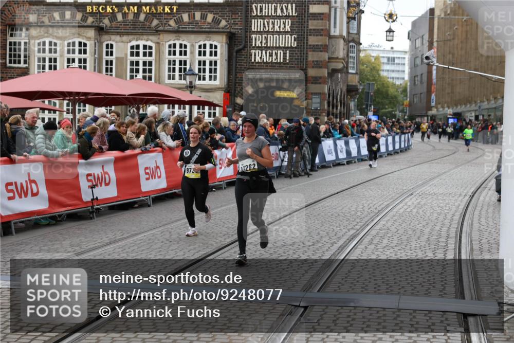 05.10.2025 - 20. swb-Marathon Bremen Yannick Fuchs http://msf.ph/oto/9248077 05.10.2025 11:12:36 Ziel 9736, 10282, 11535 meine-sportfotos.de
