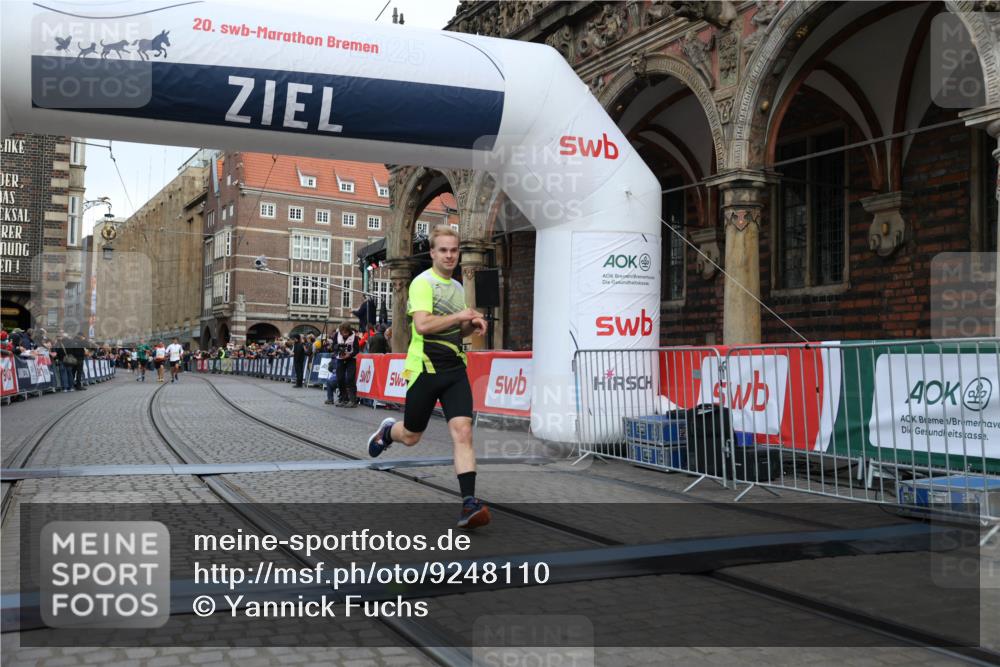 05.10.2025 - 20. swb-Marathon Bremen Yannick Fuchs http://msf.ph/oto/9248110 05.10.2025 10:43:55 Ziel 9270, 10559 meine-sportfotos.de