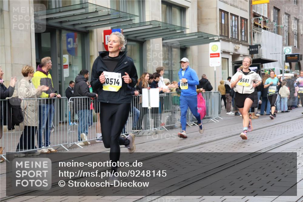 05.10.2025 - 20. swb-Marathon Bremen Strokosch-Dieckow http://msf.ph/oto/9248145 05.10.2025 10:52:34 Ziel 9187, 9214, 9284, 9501, 9517, 9581, 9650, 9830, 9918, 9985, 10064, 10128, 10308, 10309, 10514, 10539, 10779, 10833, 10955, 10997, 11012, 11259, 11382, 11398, 11411, 11417, 11450, 11587, 11722, 9187, 9214, 9284, 9501, 9517, 9581, 9650, 9830, 9918, 9985, 10064, 10128, 10308, 10309, 10514, 10539, 10779, 10833, 10955, 10997, 11012, 11382, 11398, 11417, 11450, 11587, 11722 meine-sportfotos.de