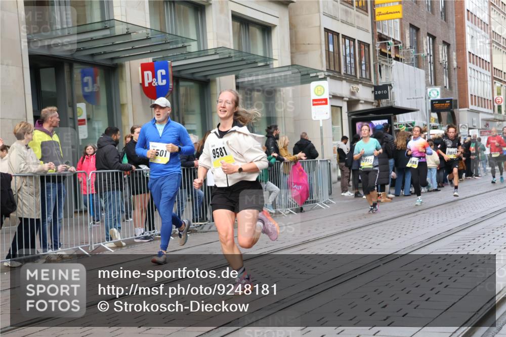 05.10.2025 - 20. swb-Marathon Bremen Strokosch-Dieckow http://msf.ph/oto/9248181 05.10.2025 10:52:35 Ziel 9187, 9214, 9284, 9501, 9581, 9650, 9830, 9918, 9985, 10064, 10128, 10308, 10309, 10514, 10539, 10779, 10833, 10955, 10997, 11012, 11259, 11300, 11382, 11398, 11411, 11417, 11450, 11587, 11722, 9187, 9214, 9284, 9501, 9581, 9650, 9830, 9918, 9985, 10064, 10128, 10308, 10309, 10514, 10539, 10779, 10833, 10955, 10997, 11012, 11382, 11398, 11417, 11450, 11587, 11722 meine-sportfotos.de