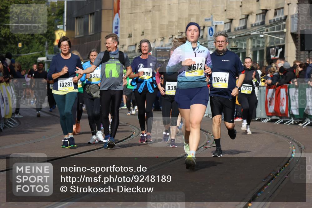 05.10.2025 - 20. swb-Marathon Bremen Strokosch-Dieckow http://msf.ph/oto/9248189 05.10.2025 10:59:54 Ziel 9005, 9378, 9381, 9612, 10290, 10291, 10311, 11444, 11639, 11644 meine-sportfotos.de