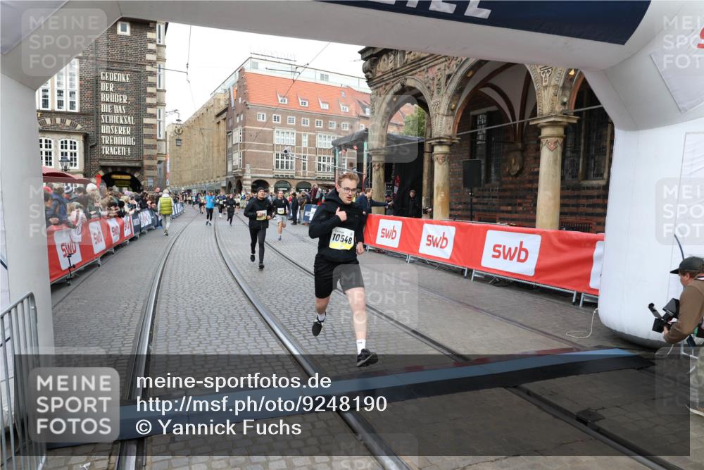 05.10.2025 - 20. swb-Marathon Bremen Yannick Fuchs http://msf.ph/oto/9248190 05.10.2025 10:52:44 Ziel 8888, 9209, 9439, 9903, 10327, 10388, 10548, 11283, 11387, 11413 meine-sportfotos.de
