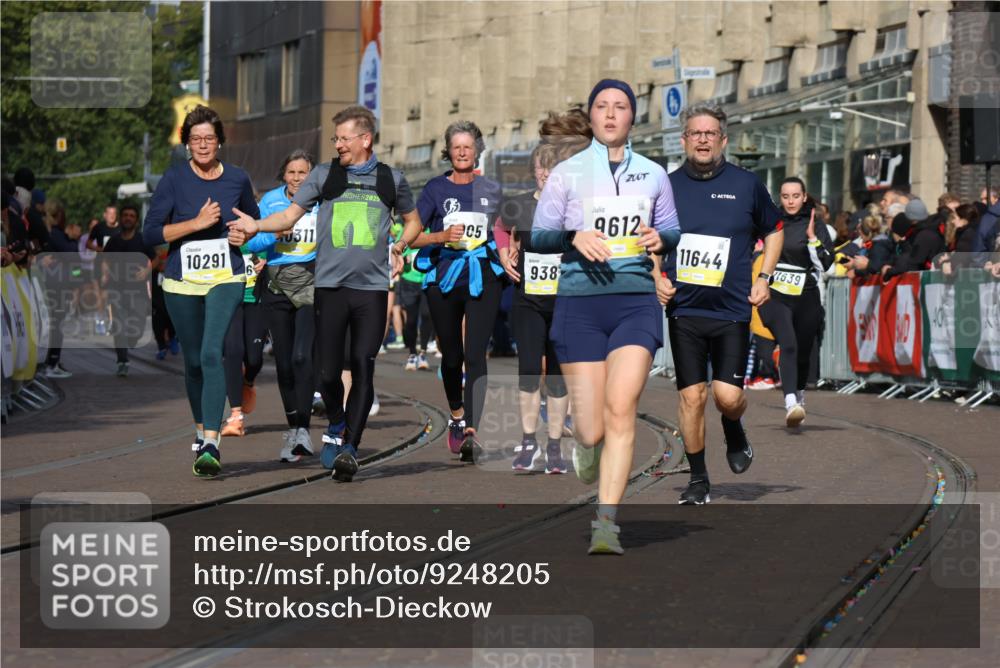 05.10.2025 - 20. swb-Marathon Bremen Strokosch-Dieckow http://msf.ph/oto/9248205 05.10.2025 10:59:54 Ziel 9005, 9378, 9381, 9612, 10290, 10291, 10311, 11444, 11639, 11644 meine-sportfotos.de