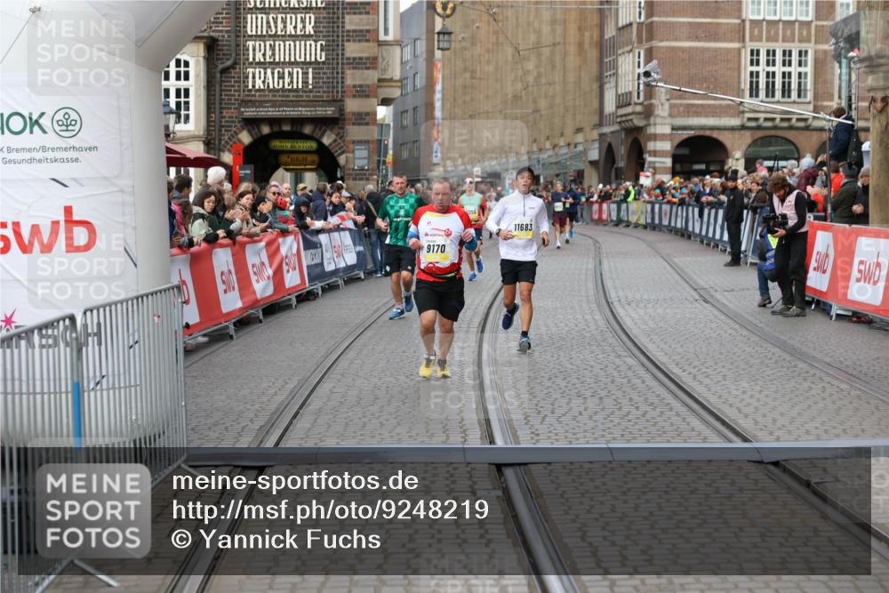05.10.2025 - 20. swb-Marathon Bremen Yannick Fuchs http://msf.ph/oto/9248219 05.10.2025 10:44:01 Ziel 9170, 9270, 9865, 11256, 11683 meine-sportfotos.de