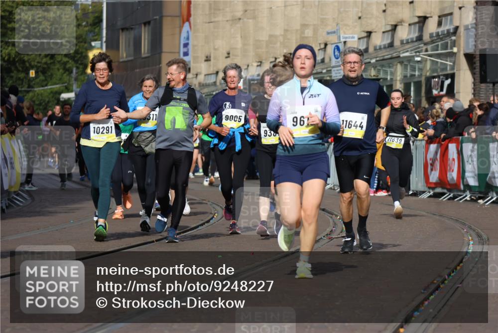05.10.2025 - 20. swb-Marathon Bremen Strokosch-Dieckow http://msf.ph/oto/9248227 05.10.2025 10:59:54 Ziel 9005, 9378, 9381, 9612, 10290, 10291, 10311, 11444, 11639, 11644 meine-sportfotos.de
