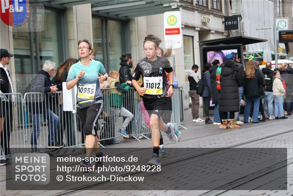 05.10.2025 - 20. swb-Marathon Bremen Strokosch-Dieckow http://msf.ph/oto/9248228 05.10.2025 10:52:37 Ziel 9187, 9214, 9284, 9501, 9581, 9650, 9703, 9830, 9918, 9985, 10064, 10128, 10308, 10309, 10514, 10539, 10779, 10833, 10955, 10997, 11012, 11259, 11300, 11382, 11398, 11411, 11417, 11450, 11587, 11722, 9187, 9214, 9284, 9501, 9581, 9650, 9703, 9830, 9918, 9985, 10064, 10128, 10308, 10309, 10514, 10539, 10779, 10833, 10955, 10997, 11012, 11382, 11398, 11417, 11450, 11587, 11722 meine-sportfotos.de