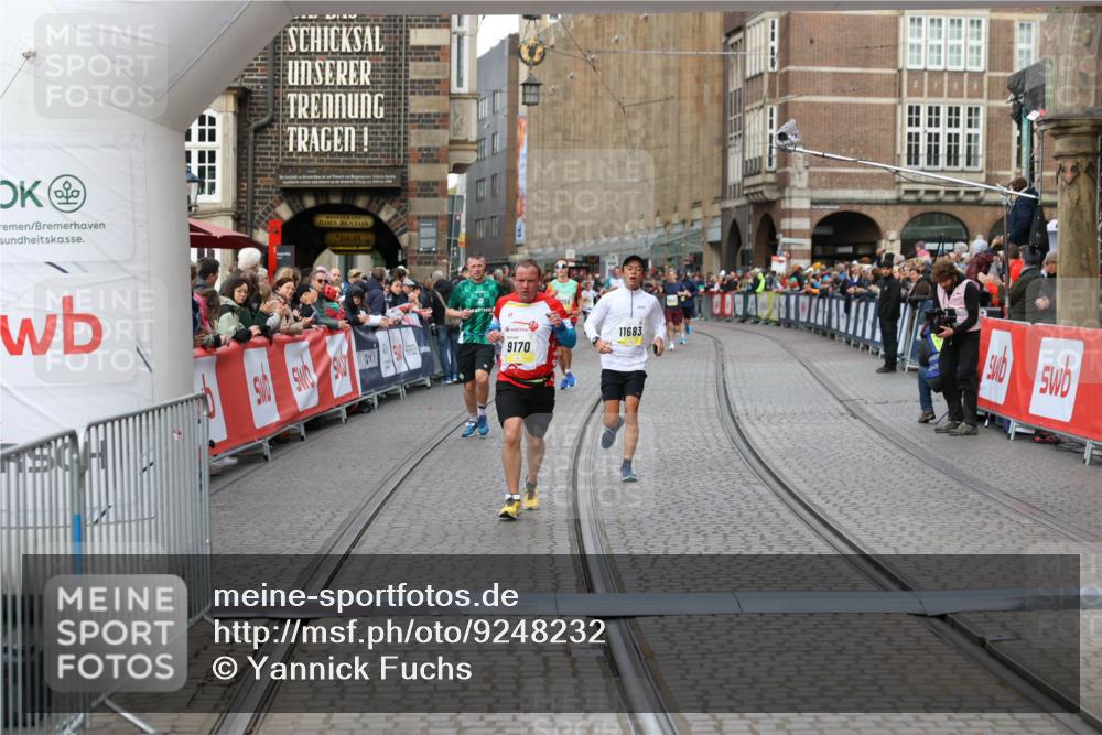 05.10.2025 - 20. swb-Marathon Bremen Yannick Fuchs http://msf.ph/oto/9248232 05.10.2025 10:44:01 Ziel 9170, 9270, 9865, 11256, 11683 meine-sportfotos.de