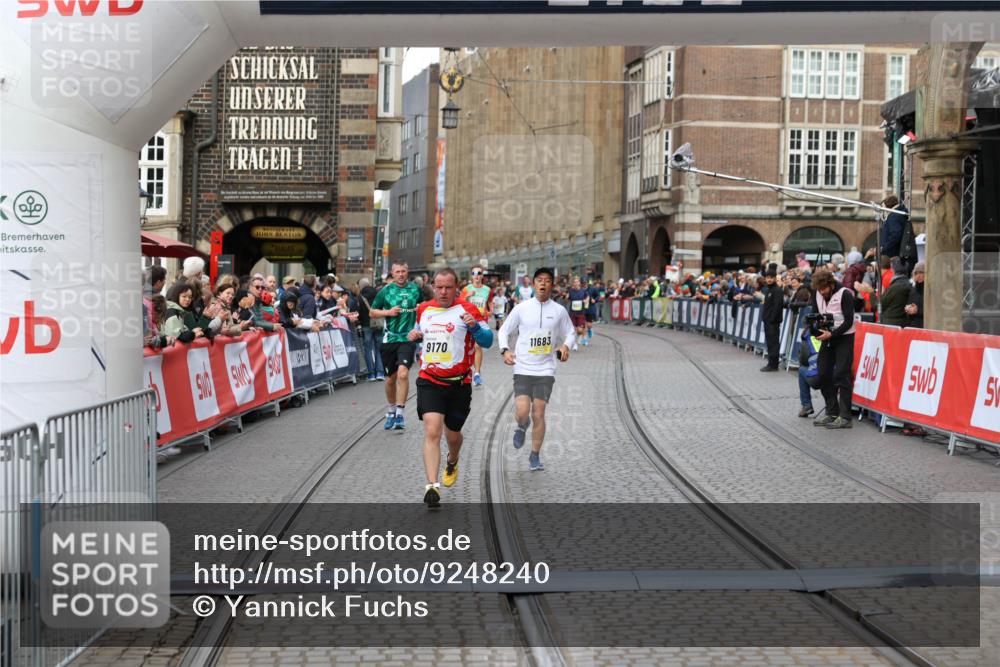 05.10.2025 - 20. swb-Marathon Bremen Yannick Fuchs http://msf.ph/oto/9248240 05.10.2025 10:44:01 Ziel 9170, 9270, 9865, 11256, 11683 meine-sportfotos.de