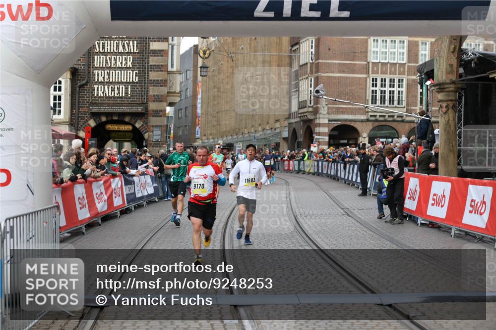 05.10.2025 - 20. swb-Marathon Bremen Yannick Fuchs http://msf.ph/oto/9248253 05.10.2025 10:44:01 Ziel 9170, 9270, 9865, 11256, 11683 meine-sportfotos.de