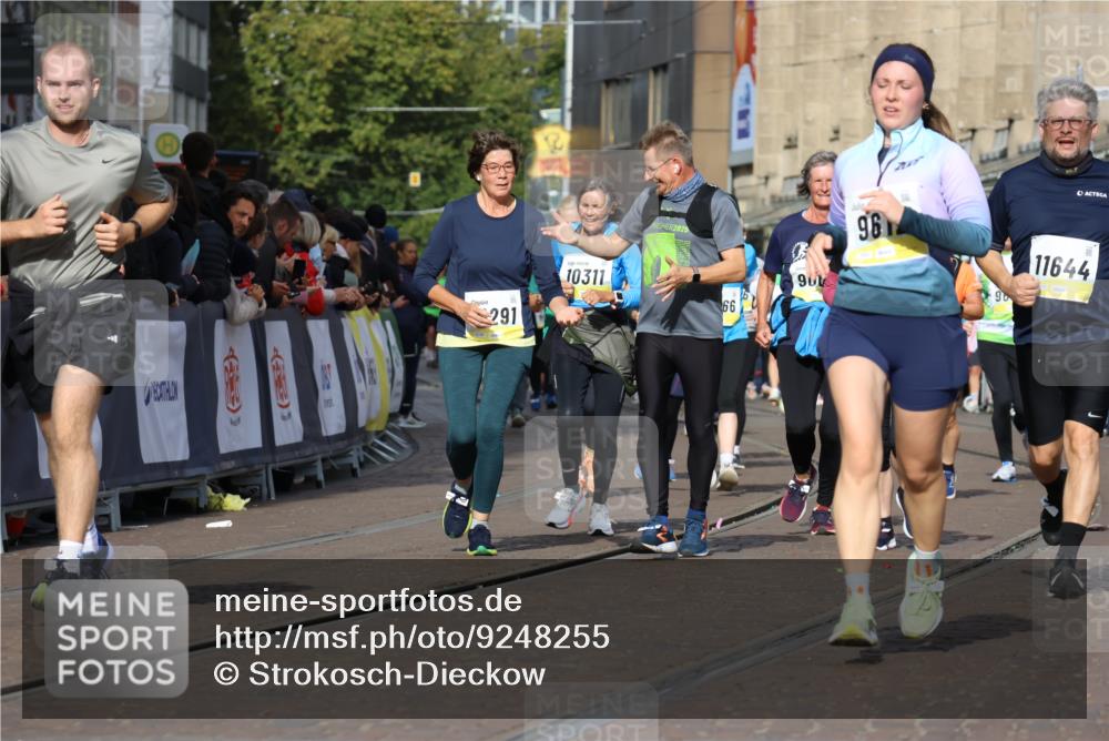 05.10.2025 - 20. swb-Marathon Bremen Strokosch-Dieckow http://msf.ph/oto/9248255 05.10.2025 10:59:55 Ziel 9005, 9381, 9604, 9612, 10290, 10291, 10311, 11444, 11639, 11644 meine-sportfotos.de