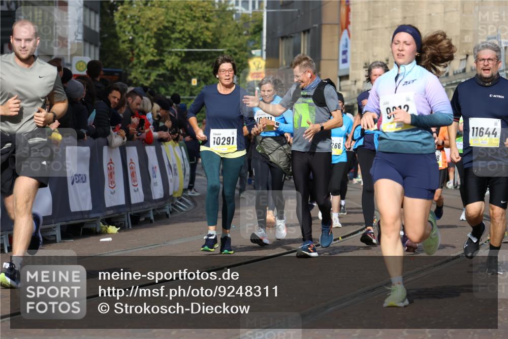05.10.2025 - 20. swb-Marathon Bremen Strokosch-Dieckow http://msf.ph/oto/9248311 05.10.2025 10:59:55 Ziel 9005, 9381, 9604, 9612, 10290, 10291, 10311, 11444, 11639, 11644 meine-sportfotos.de