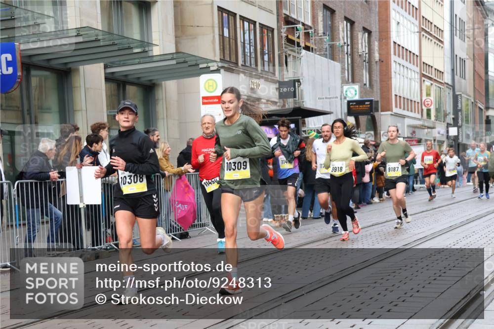 05.10.2025 - 20. swb-Marathon Bremen Strokosch-Dieckow http://msf.ph/oto/9248313 05.10.2025 10:52:41 Ziel 9187, 9214, 9284, 9449, 9501, 9650, 9703, 9830, 9834, 9918, 9985, 10064, 10128, 10242, 10308, 10309, 10349, 10460, 10466, 10514, 10539, 10779, 10955, 10958, 10997, 11259, 11300, 11377, 11398, 11411, 11450, 11512, 11722, 9187, 9214, 9284, 9449, 9501, 9650, 9703, 9830, 9834, 9918, 9985, 10064, 10128, 10242, 10308, 10309, 10349, 10460, 10466, 10514, 10539, 10779, 10955, 10958, 10997, 11398, 11450, 11722 meine-sportfotos.de