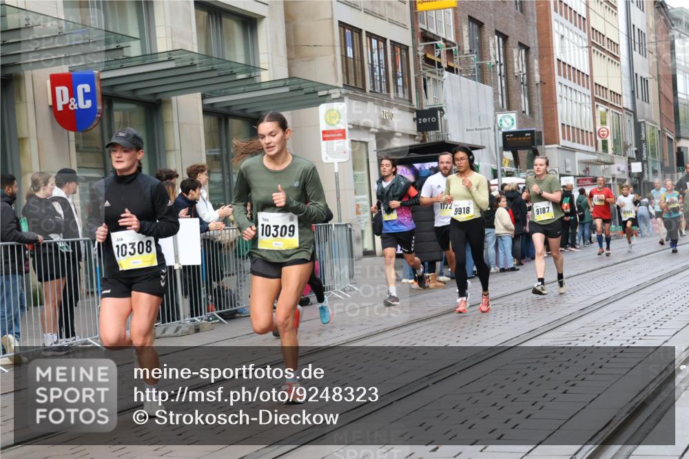 05.10.2025 - 20. swb-Marathon Bremen Strokosch-Dieckow http://msf.ph/oto/9248323 05.10.2025 10:52:41 Ziel 9187, 9214, 9284, 9449, 9501, 9650, 9703, 9830, 9834, 9918, 9985, 10064, 10128, 10242, 10308, 10309, 10349, 10460, 10466, 10514, 10539, 10779, 10955, 10958, 10997, 11259, 11300, 11377, 11398, 11411, 11450, 11512, 11722, 9187, 9214, 9284, 9449, 9501, 9650, 9703, 9830, 9834, 9918, 9985, 10064, 10128, 10242, 10308, 10309, 10349, 10460, 10466, 10514, 10539, 10779, 10955, 10958, 10997, 11398, 11450, 11722 meine-sportfotos.de