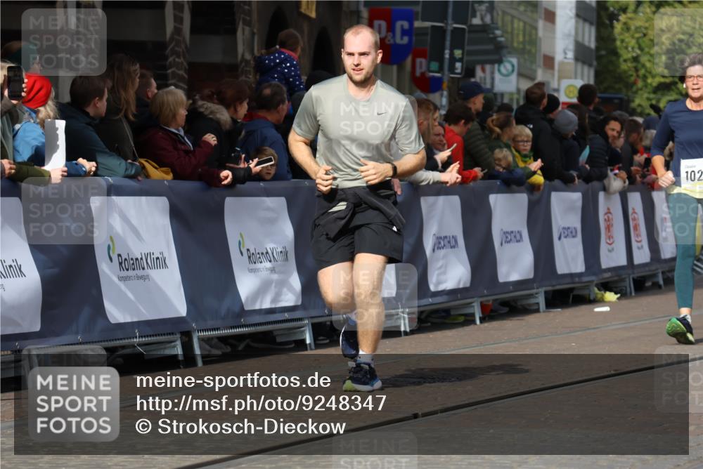 05.10.2025 - 20. swb-Marathon Bremen Strokosch-Dieckow http://msf.ph/oto/9248347 05.10.2025 10:59:56 Ziel 9005, 9381, 9604, 9612, 10290, 10291, 10311, 11266, 11444, 11639, 11644 meine-sportfotos.de