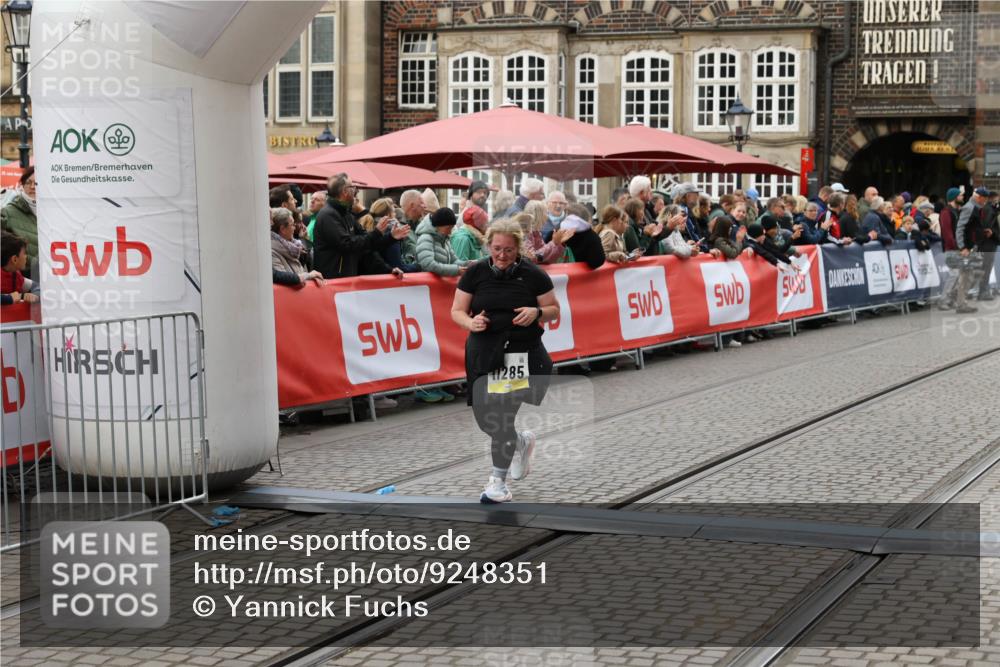 05.10.2025 - 20. swb-Marathon Bremen Yannick Fuchs http://msf.ph/oto/9248351 05.10.2025 11:12:45 Ziel 9736, 10190, 11285 meine-sportfotos.de