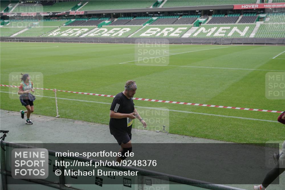05.10.2025 - 20. swb-Marathon Bremen Michael Burmester http://msf.ph/oto/9248376 05.10.2025 10:39:06 Laufen im Stadion 7199, 7654, 7788, 8123, 9182, 9184, 9224, 9225, 9229, 9235, 9269, 9300, 9322, 9324, 9325, 9331, 9335, 9379, 9394, 9398, 9409, 9515, 9610, 9628, 9660, 9668, 9713, 9752, 9765, 9771, 9782, 9850, 9890, 9908, 9915, 9927, 9940, 9944, 9978, 9998, 10018, 10021, 10106, 10142, 10205, 10213, 10238, 10255, 10258, 10289, 10297, 10371, 10404, 10405, 10439, 10446, 10478, 10483, 10498, 10511, 10529, 10551, 10557, 10623, 10734, 10853, 9210, 9813, 10033 meine-sportfotos.de
