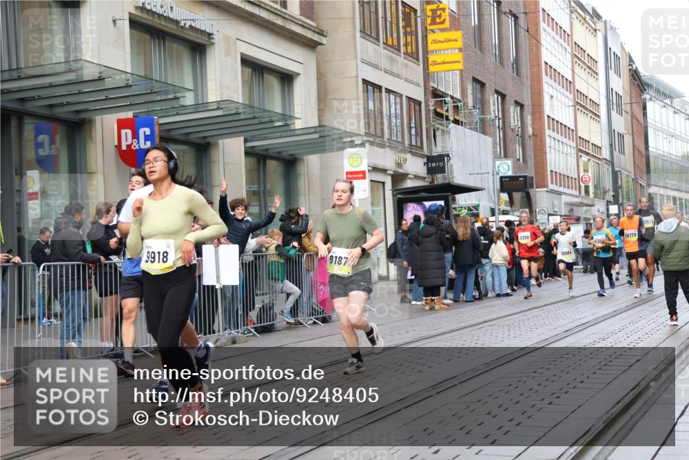 05.10.2025 - 20. swb-Marathon Bremen Strokosch-Dieckow http://msf.ph/oto/9248405 05.10.2025 10:52:43 Ziel 9187, 9284, 9449, 9650, 9703, 9830, 9834, 9918, 9985, 10064, 10128, 10242, 10349, 10460, 10466, 10514, 10539, 10779, 10955, 10958, 11259, 11300, 11377, 11398, 11411, 11450, 11512, 11722, 9187, 9284, 9449, 9650, 9703, 9830, 9834, 9918, 9985, 10064, 10128, 10242, 10349, 10460, 10466, 10514, 10539, 10779, 10955, 10958, 11398, 11450, 11722 meine-sportfotos.de