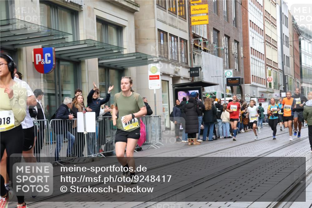 05.10.2025 - 20. swb-Marathon Bremen Strokosch-Dieckow http://msf.ph/oto/9248417 05.10.2025 10:52:44 Ziel 9187, 9449, 9650, 9703, 9834, 9918, 9956, 9985, 10064, 10128, 10242, 10349, 10460, 10466, 10539, 10779, 10806, 10955, 10958, 11259, 11300, 11377, 11398, 11411, 11450, 11510, 11512, 11722, 9187, 9449, 9650, 9703, 9834, 9918, 9956, 9985, 10064, 10128, 10242, 10349, 10460, 10466, 10539, 10779, 10806, 10955, 10958, 11398, 11450, 11722 meine-sportfotos.de