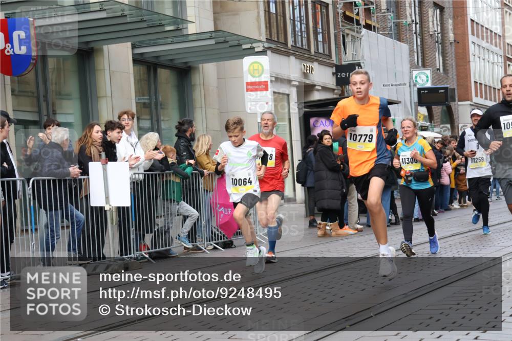 05.10.2025 - 20. swb-Marathon Bremen Strokosch-Dieckow http://msf.ph/oto/9248495 05.10.2025 10:52:46 Ziel 9187, 9449, 9650, 9703, 9834, 9918, 9956, 10064, 10128, 10242, 10349, 10460, 10466, 10539, 10779, 10806, 10955, 10958, 10993, 11259, 11300, 11377, 11398, 11411, 11450, 11510, 11512, 11722, 9187, 9449, 9650, 9703, 9834, 9918, 9956, 10064, 10128, 10242, 10349, 10460, 10466, 10539, 10779, 10806, 10955, 10958, 10993, 11398, 11450, 11722 meine-sportfotos.de