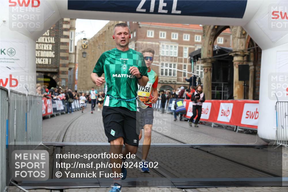 05.10.2025 - 20. swb-Marathon Bremen Yannick Fuchs http://msf.ph/oto/9248502 05.10.2025 10:44:06 Ziel 9170, 9865, 11256, 11683 meine-sportfotos.de