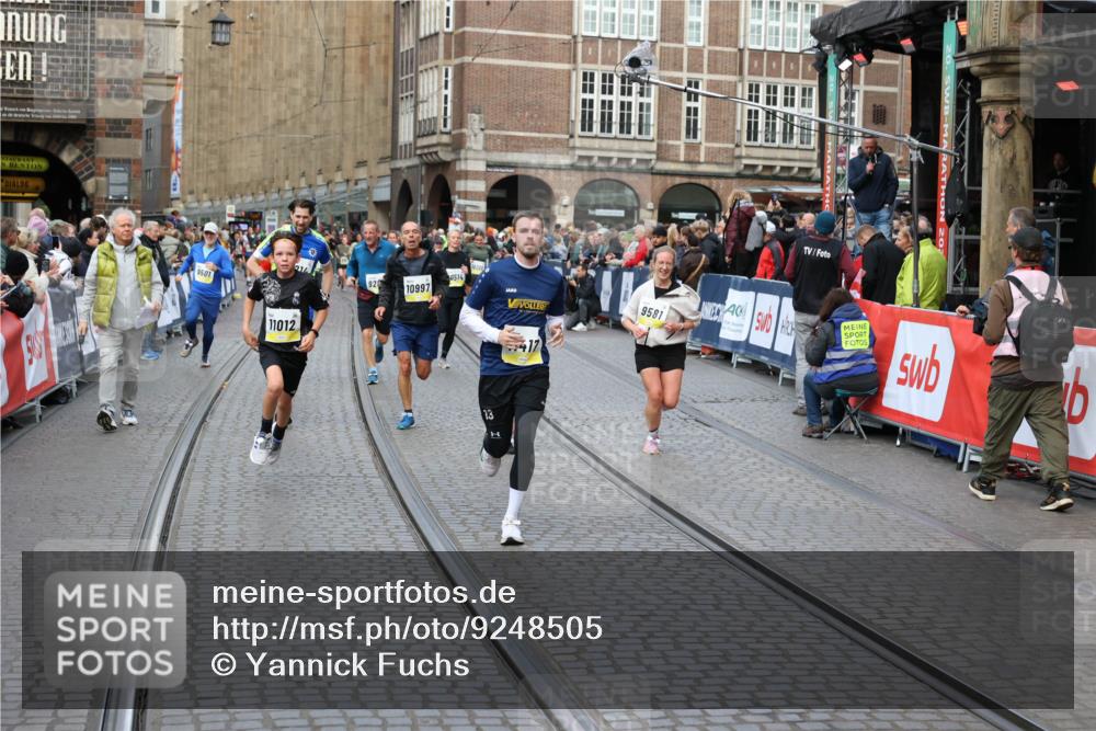 05.10.2025 - 20. swb-Marathon Bremen Yannick Fuchs http://msf.ph/oto/9248505 05.10.2025 10:52:52 Ziel 9209, 9214, 9517, 9581, 10833, 11012, 11382, 11417, 11587 meine-sportfotos.de