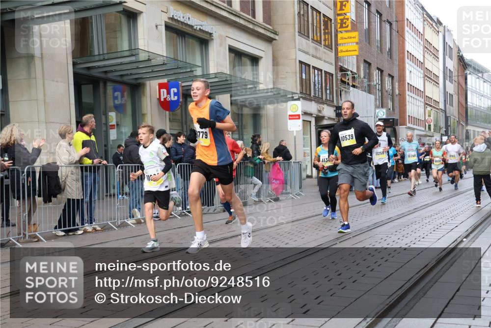 05.10.2025 - 20. swb-Marathon Bremen Strokosch-Dieckow http://msf.ph/oto/9248516 05.10.2025 10:52:47 Ziel 9187, 9449, 9650, 9703, 9834, 9918, 9956, 10064, 10128, 10242, 10349, 10460, 10466, 10539, 10779, 10806, 10955, 10958, 10993, 11175, 11259, 11300, 11377, 11398, 11411, 11450, 11510, 11512, 11722, 9187, 9449, 9650, 9703, 9834, 9918, 9956, 10064, 10128, 10242, 10349, 10460, 10466, 10539, 10779, 10806, 10955, 10958, 10993, 11398, 11450, 11722 meine-sportfotos.de