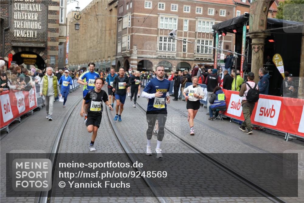 05.10.2025 - 20. swb-Marathon Bremen Yannick Fuchs http://msf.ph/oto/9248569 05.10.2025 10:52:52 Ziel 9209, 9214, 9517, 9581, 10833, 11012, 11382, 11417, 11587 meine-sportfotos.de