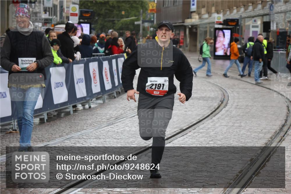 05.10.2025 - 20. swb-Marathon Bremen Strokosch-Dieckow http://msf.ph/oto/9248624 05.10.2025 15:25:47 Ziel 2191 meine-sportfotos.de