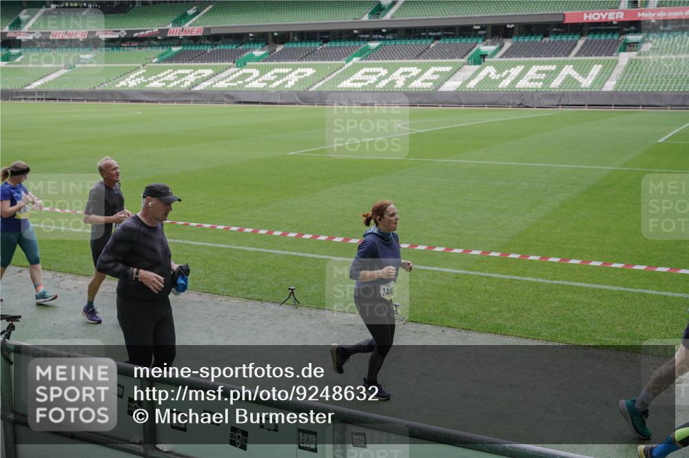 05.10.2025 - 20. swb-Marathon Bremen Michael Burmester http://msf.ph/oto/9248632 05.10.2025 10:39:18 Laufen im Stadion 7199, 7654, 7788, 7789, 7979, 8123, 9002, 9180, 9182, 9186, 9224, 9225, 9228, 9229, 9269, 9300, 9315, 9324, 9325, 9331, 9379, 9394, 9398, 9515, 9523, 9610, 9628, 9644, 9660, 9668, 9713, 9752, 9765, 9780, 9782, 9850, 9890, 9908, 9927, 9944, 9998, 10018, 10021, 10106, 10142, 10207, 10213, 10238, 10255, 10258, 10289, 10297, 10371, 10374, 10405, 10426, 10446, 10462, 10483, 10498, 10511, 10529, 10531, 10551, 10557, 10567, 10623, 10734, 10749, 10853, 9184 meine-sportfotos.de