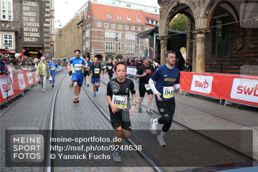 05.10.2025 - 20. swb-Marathon Bremen Yannick Fuchs http://msf.ph/oto/9248638 05.10.2025 10:52:53 Ziel 9209, 9214, 9501, 9517, 9581, 10308, 10309, 10833, 10997, 11012, 11382, 11417, 11587 meine-sportfotos.de