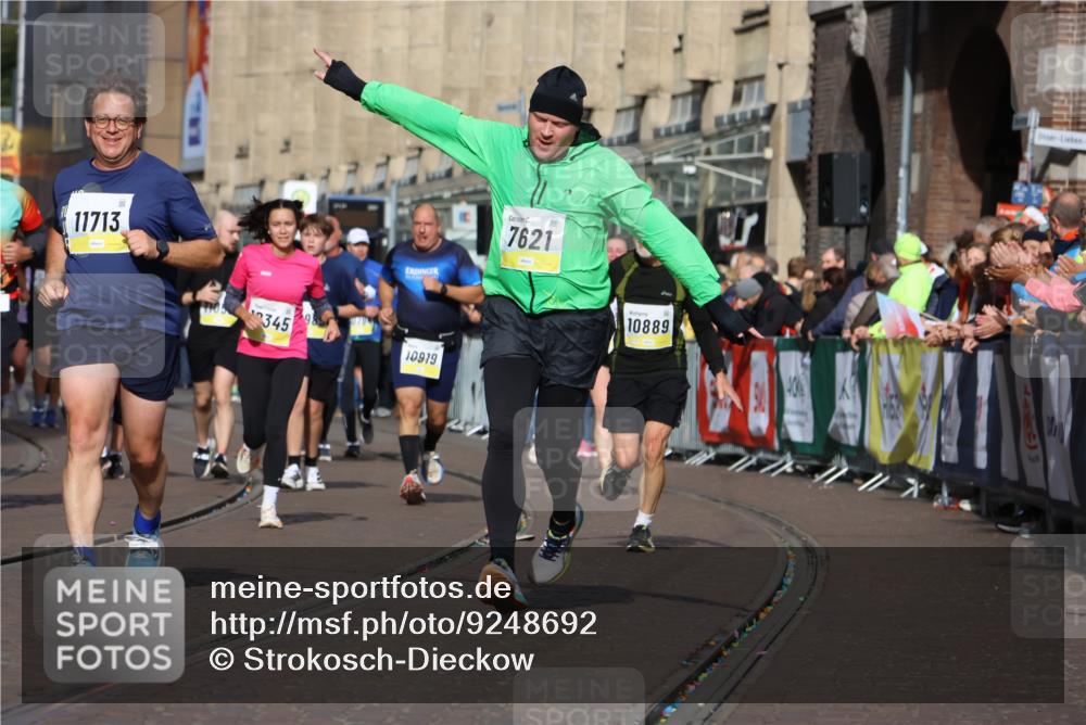 05.10.2025 - 20. swb-Marathon Bremen Strokosch-Dieckow http://msf.ph/oto/9248692 05.10.2025 11:00:06 Ziel 7177, 7621, 9603, 9604, 9611, 9666, 9672, 10138, 10345, 10489, 10572, 10889, 10919, 11026, 11050, 11125, 11266, 11600, 11713 meine-sportfotos.de