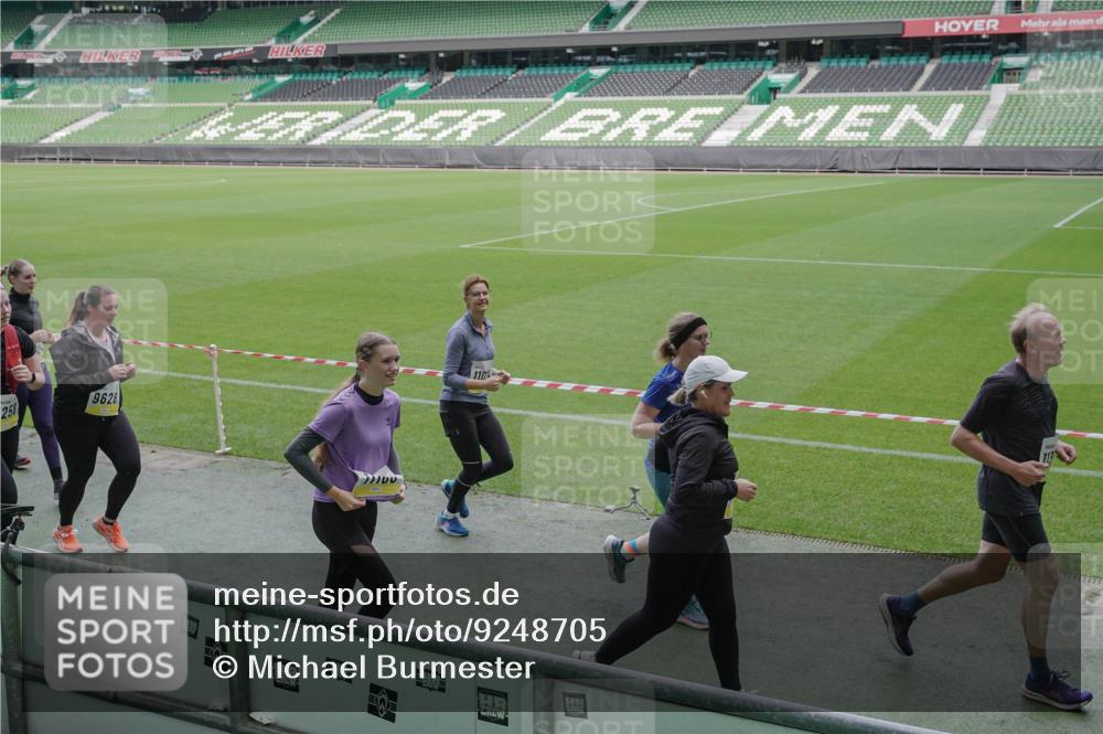 05.10.2025 - 20. swb-Marathon Bremen Michael Burmester http://msf.ph/oto/9248705 05.10.2025 10:39:20 Laufen im Stadion 7199, 7654, 7788, 7789, 7979, 8123, 9002, 9180, 9182, 9186, 9224, 9225, 9228, 9229, 9269, 9300, 9315, 9324, 9325, 9379, 9394, 9398, 9515, 9523, 9610, 9628, 9644, 9660, 9668, 9713, 9765, 9780, 9782, 9850, 9890, 9908, 9927, 9944, 9998, 10018, 10021, 10106, 10142, 10207, 10213, 10238, 10255, 10258, 10289, 10297, 10371, 10374, 10405, 10426, 10446, 10462, 10483, 10498, 10511, 10529, 10531, 10551, 10557, 10567, 10623, 10734, 10749, 10853, 9184 meine-sportfotos.de