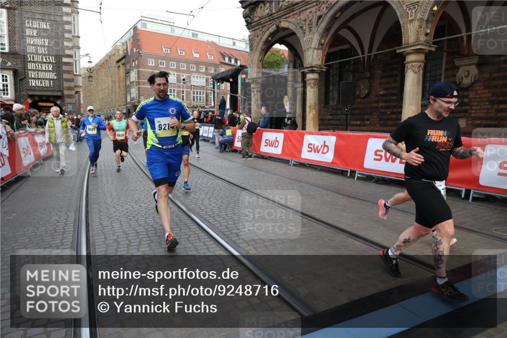05.10.2025 - 20. swb-Marathon Bremen Yannick Fuchs http://msf.ph/oto/9248716 05.10.2025 10:52:54 Ziel 9214, 9284, 9501, 9517, 9581, 9830, 10308, 10309, 10514, 10833, 10997, 11012, 11382, 11417, 11587 meine-sportfotos.de