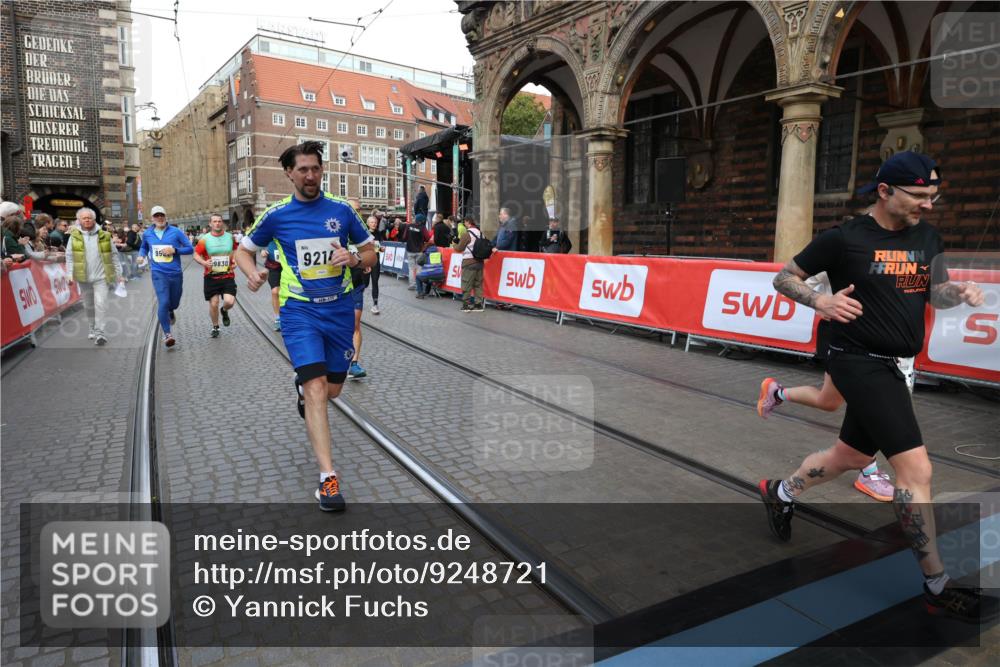05.10.2025 - 20. swb-Marathon Bremen Yannick Fuchs http://msf.ph/oto/9248721 05.10.2025 10:52:54 Ziel 9214, 9284, 9501, 9517, 9581, 9830, 10308, 10309, 10514, 10833, 10997, 11012, 11382, 11417, 11587 meine-sportfotos.de