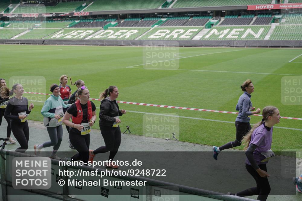 05.10.2025 - 20. swb-Marathon Bremen Michael Burmester http://msf.ph/oto/9248722 05.10.2025 10:39:21 Laufen im Stadion 7199, 7654, 7788, 7789, 7979, 8123, 9002, 9180, 9182, 9186, 9224, 9225, 9228, 9229, 9269, 9300, 9315, 9324, 9325, 9379, 9394, 9398, 9419, 9515, 9523, 9610, 9628, 9644, 9660, 9668, 9713, 9765, 9780, 9782, 9850, 9890, 9908, 9927, 9944, 9998, 10018, 10021, 10106, 10142, 10207, 10213, 10238, 10255, 10258, 10289, 10297, 10371, 10374, 10405, 10426, 10446, 10462, 10483, 10498, 10511, 10529, 10531, 10551, 10557, 10567, 10587, 10597, 10623, 10734, 10749, 10853, 9182, 9184 meine-sportfotos.de