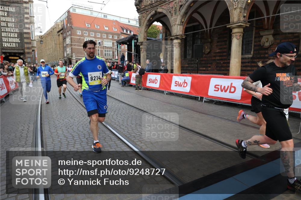05.10.2025 - 20. swb-Marathon Bremen Yannick Fuchs http://msf.ph/oto/9248727 05.10.2025 10:52:54 Ziel 9214, 9284, 9501, 9517, 9581, 9830, 10308, 10309, 10514, 10833, 10997, 11012, 11382, 11417, 11587 meine-sportfotos.de