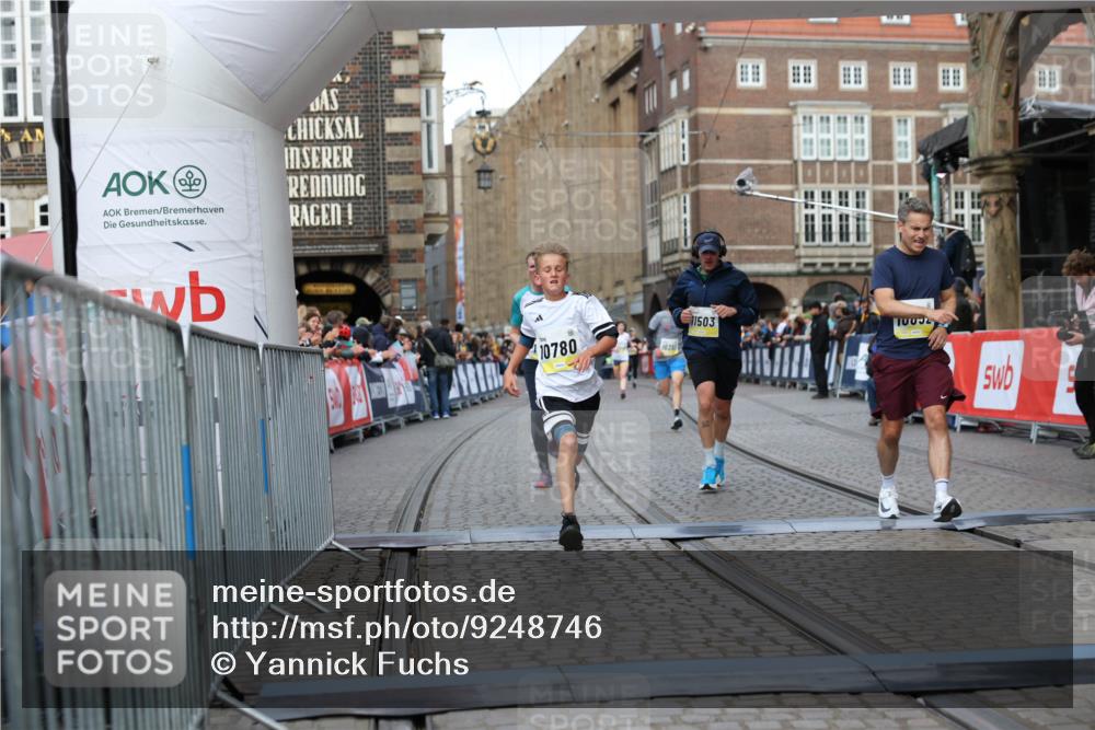 05.10.2025 - 20. swb-Marathon Bremen Yannick Fuchs http://msf.ph/oto/9248746 05.10.2025 10:44:10 Ziel 9614, 9865, 10351, 10652, 10780, 11256, 11316, 11503 meine-sportfotos.de