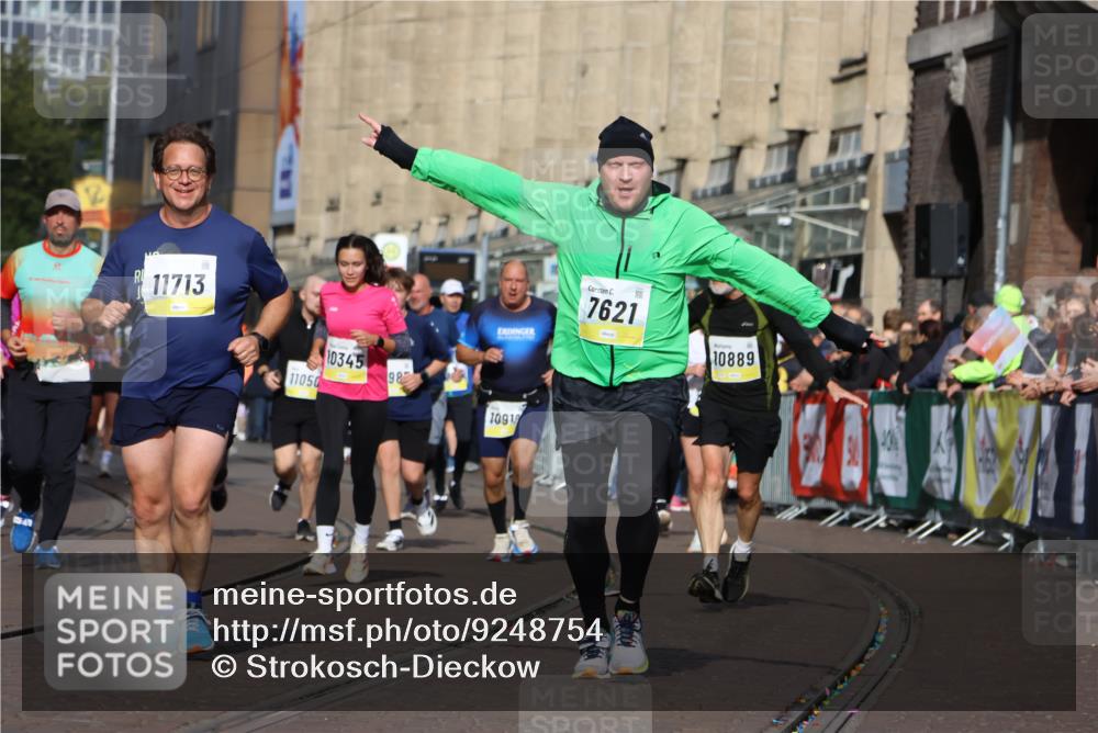 05.10.2025 - 20. swb-Marathon Bremen Strokosch-Dieckow http://msf.ph/oto/9248754 05.10.2025 11:00:06 Ziel 7177, 7621, 9603, 9604, 9611, 9666, 9672, 10138, 10345, 10489, 10572, 10889, 10919, 11026, 11050, 11125, 11266, 11600, 11713 meine-sportfotos.de