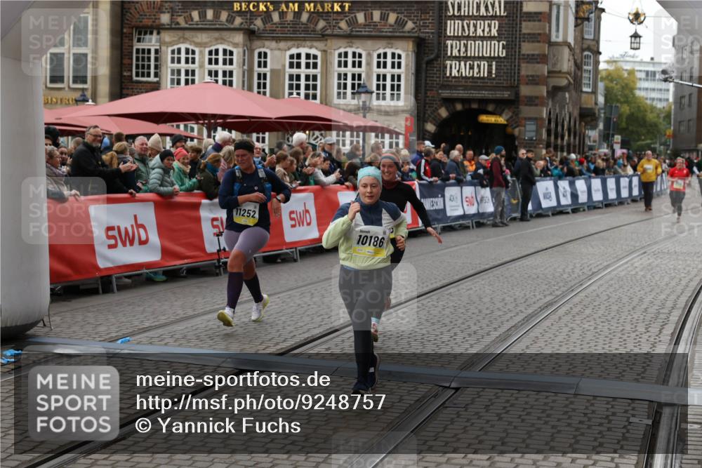 05.10.2025 - 20. swb-Marathon Bremen Yannick Fuchs http://msf.ph/oto/9248757 05.10.2025 11:12:58 Ziel 9203, 10186, 11252 meine-sportfotos.de