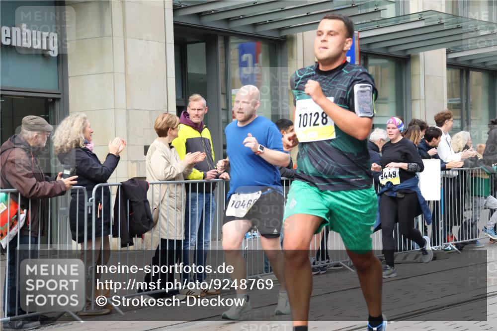 05.10.2025 - 20. swb-Marathon Bremen Strokosch-Dieckow http://msf.ph/oto/9248769 05.10.2025 10:52:54 Ziel 7193, 7251, 9263, 9449, 9539, 9650, 9703, 9717, 9834, 9868, 9956, 10057, 10128, 10242, 10302, 10317, 10335, 10349, 10460, 10466, 10539, 10806, 10958, 10993, 11174, 11175, 11259, 11300, 11377, 11398, 11411, 11450, 11510, 11512, 11616, 7193, 7251, 9263, 9449, 9539, 9650, 9703, 9717, 9834, 9868, 9956, 10057, 10128, 10242, 10302, 10317, 10335, 10349, 10460, 10466, 10539, 10806, 10958, 10993, 11174, 11398, 11450 meine-sportfotos.de