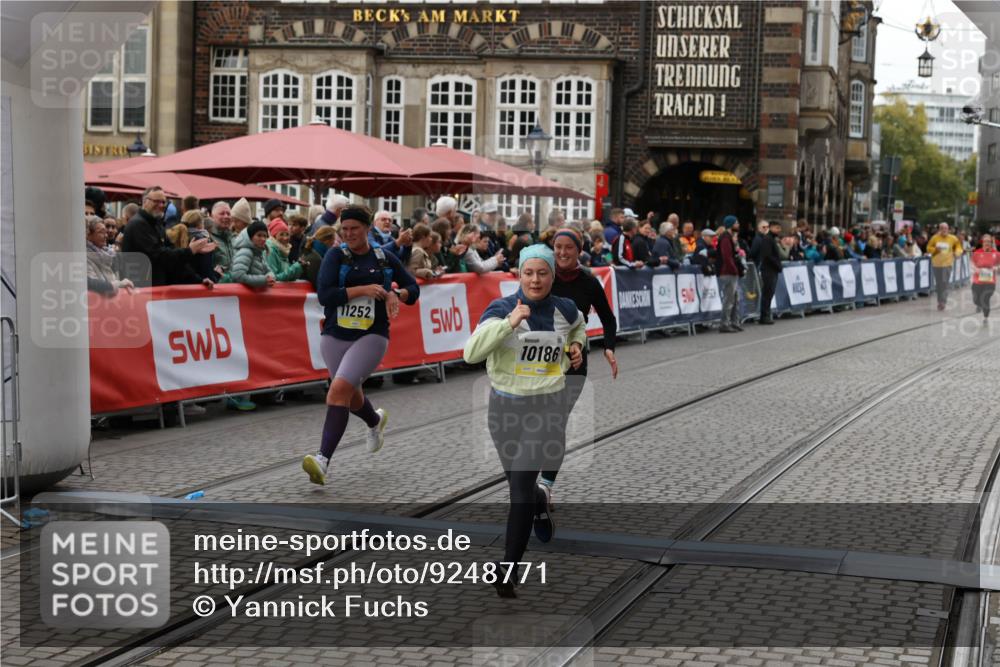 05.10.2025 - 20. swb-Marathon Bremen Yannick Fuchs http://msf.ph/oto/9248771 05.10.2025 11:12:58 Ziel 9203, 10186, 11252 meine-sportfotos.de
