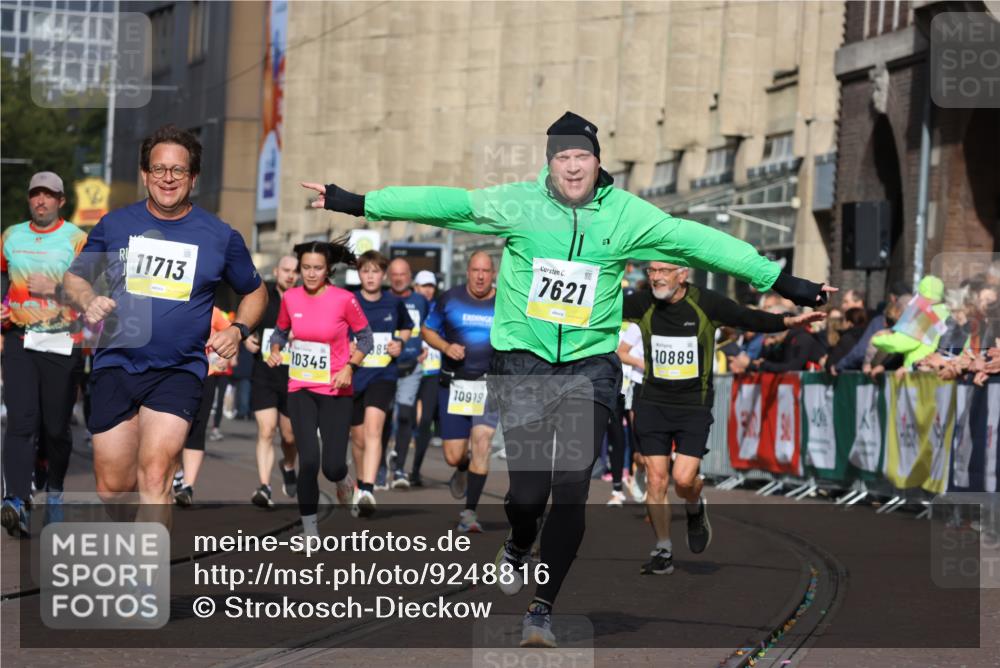 05.10.2025 - 20. swb-Marathon Bremen Strokosch-Dieckow http://msf.ph/oto/9248816 05.10.2025 11:00:07 Ziel 7177, 7621, 9603, 9611, 9666, 9672, 10138, 10345, 10489, 10572, 10889, 10919, 11026, 11050, 11125, 11266, 11600, 11713 meine-sportfotos.de