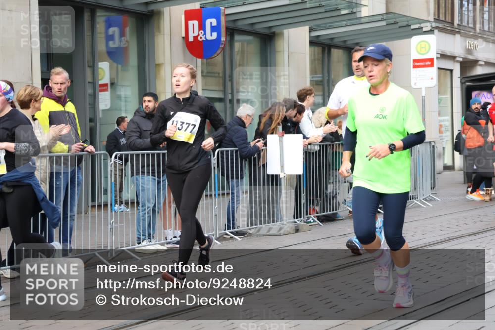 05.10.2025 - 20. swb-Marathon Bremen Strokosch-Dieckow http://msf.ph/oto/9248824 05.10.2025 10:52:56 Ziel 7193, 7251, 9263, 9449, 9539, 9650, 9703, 9717, 9834, 9868, 9956, 9957, 10057, 10128, 10242, 10302, 10317, 10335, 10349, 10369, 10460, 10466, 10468, 10539, 10655, 10806, 10934, 10958, 10993, 11174, 11175, 11259, 11300, 11377, 11411, 11510, 11512, 11545, 11616, 11716, 7193, 7251, 9263, 9449, 9539, 9650, 9703, 9717, 9834, 9868, 9956, 9957, 10057, 10128, 10242, 10302, 10317, 10335, 10349, 10369, 10460, 10466, 10468, 10539, 10655, 10806, 10934, 10958, 10993, 11174 meine-sportfotos.de