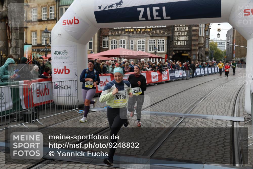 05.10.2025 - 20. swb-Marathon Bremen Yannick Fuchs http://msf.ph/oto/9248832 05.10.2025 11:12:59 Ziel 9203, 10186, 11252 meine-sportfotos.de