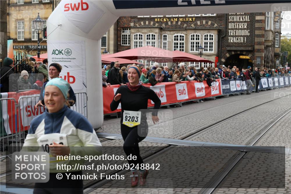 05.10.2025 - 20. swb-Marathon Bremen Yannick Fuchs http://msf.ph/oto/9248842 05.10.2025 11:12:59 Ziel 9203, 10186, 11252 meine-sportfotos.de