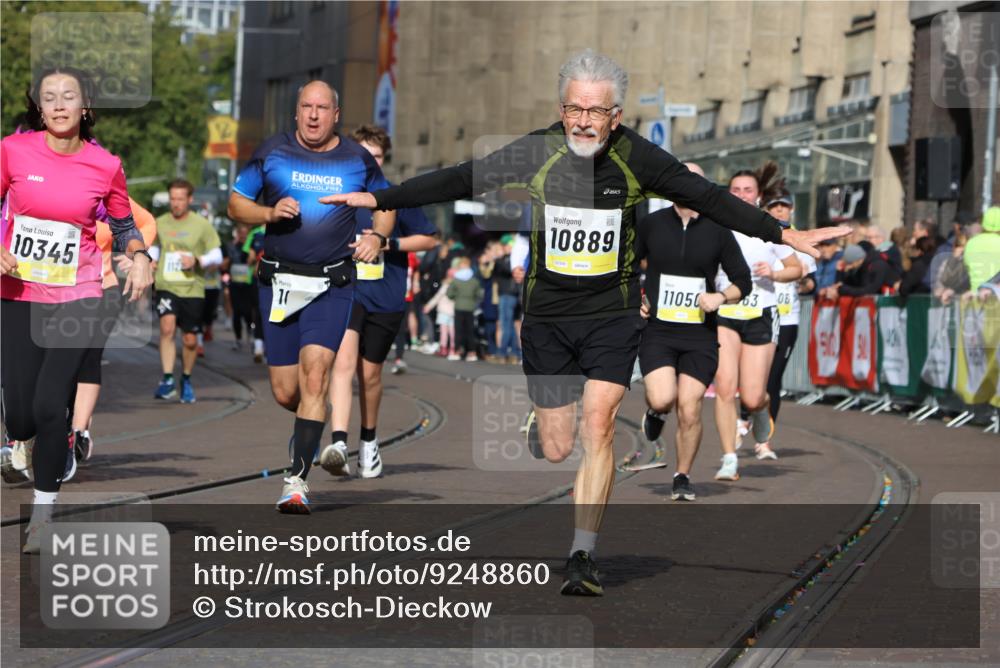 05.10.2025 - 20. swb-Marathon Bremen Strokosch-Dieckow http://msf.ph/oto/9248860 05.10.2025 11:00:10 Ziel 7177, 7621, 9495, 9603, 9672, 10345, 10489, 10889, 10919, 10985, 11050, 11125, 11600, 11713 meine-sportfotos.de
